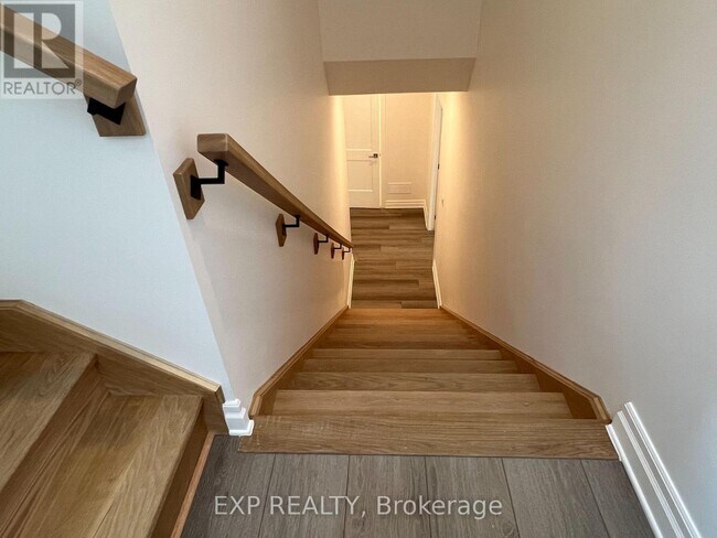 Photo du bâtiment - 7532 Splendour Dr