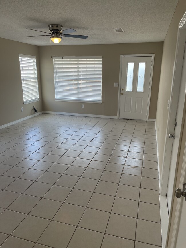 Building Photo - 426 Apple Dr