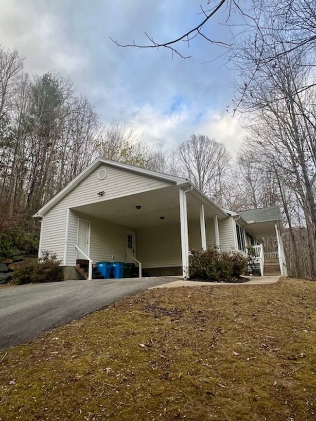 Building Photo - Rocky Creek Cottage