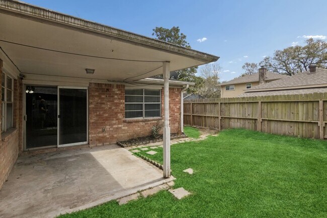 Foto del edificio - 3215 Palm Desert Ln