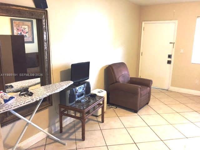 Foto del edificio - 7315 Byron Ave