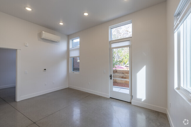 1BR, 1BA - 436SF - Living Room - 64 Park St