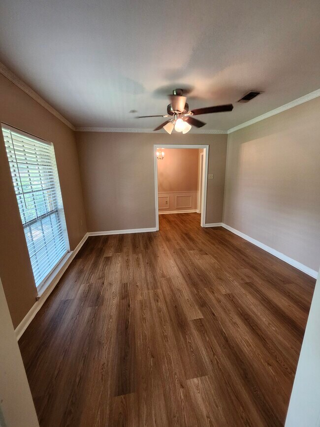Foto del edificio - 1533 Rue Desiree