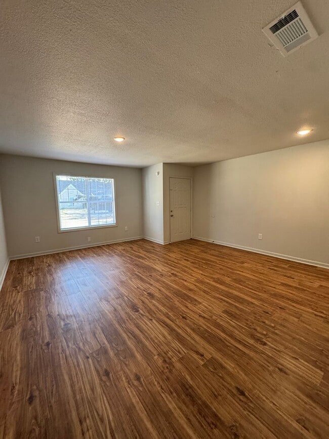 Building Photo - Newly Renovated 2 Bed / 1 Bath Apt. In Tru...