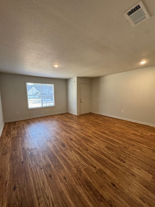 Foto del edificio - Newly Renovated 2 Bed / 1 Bath Apt. In Tru...