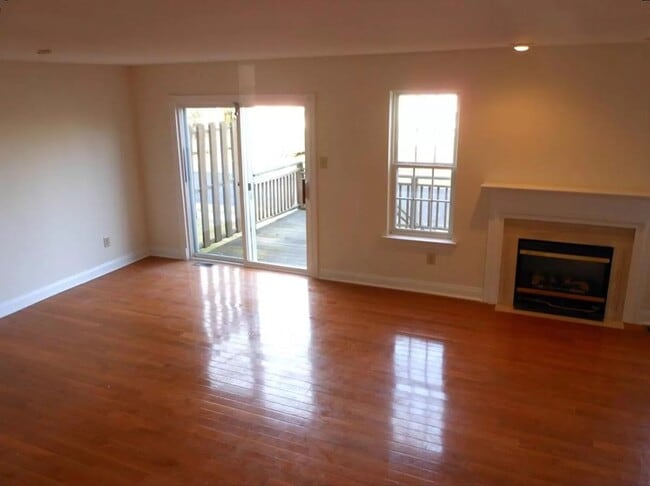 Building Photo - 313 Jamestown Ct