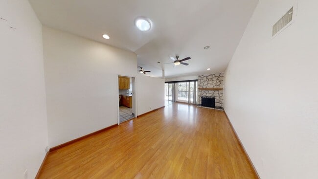 Building Photo - 4BR/2BA house with View, private yard!