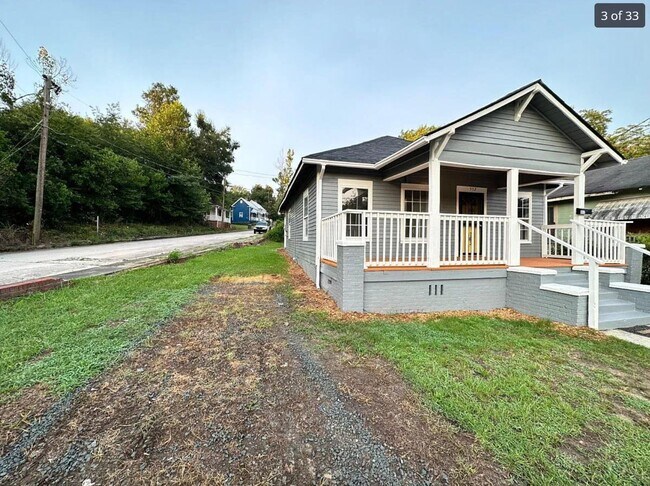 Building Photo - 552 Giles St