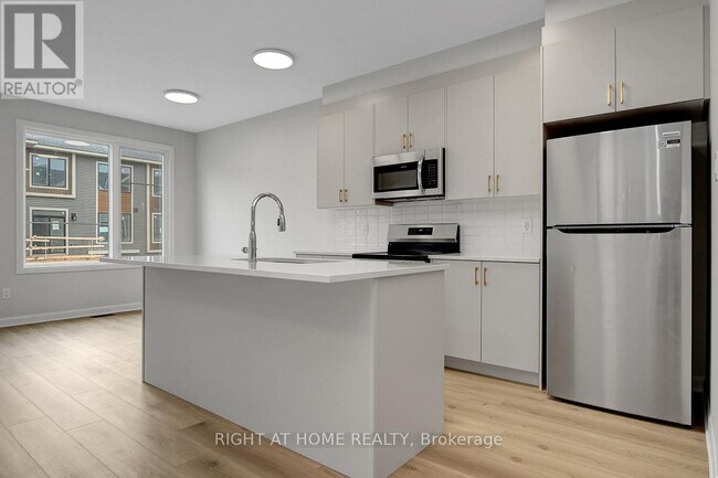Building Photo - 420 Silverberry Private