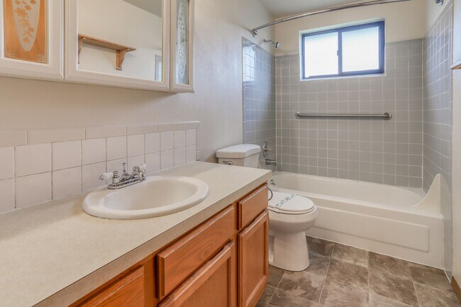 Building Photo - Great 2 Bed 1 Bath Duplex w/ New Flooring ...