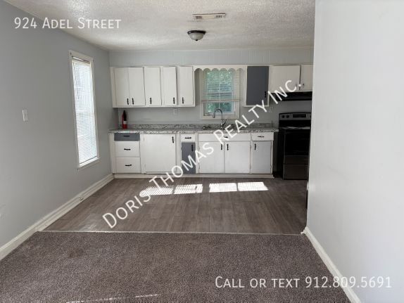 Foto del edificio - 924 Adel St