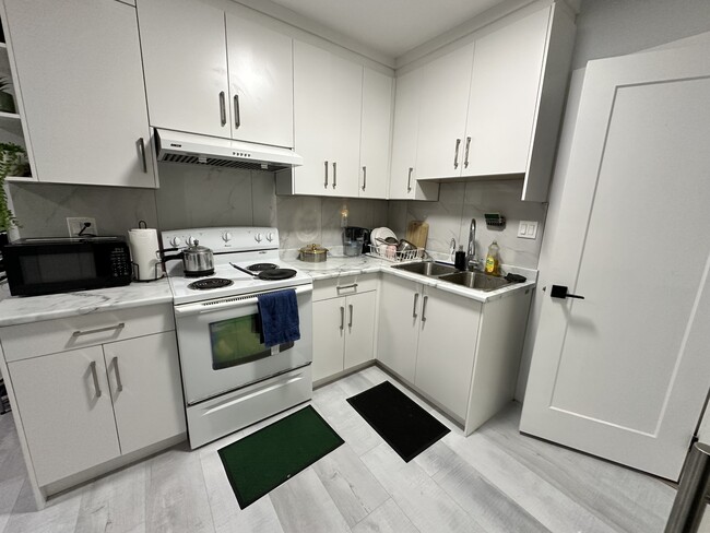 Building Photo - 2047 Majestic Crescent