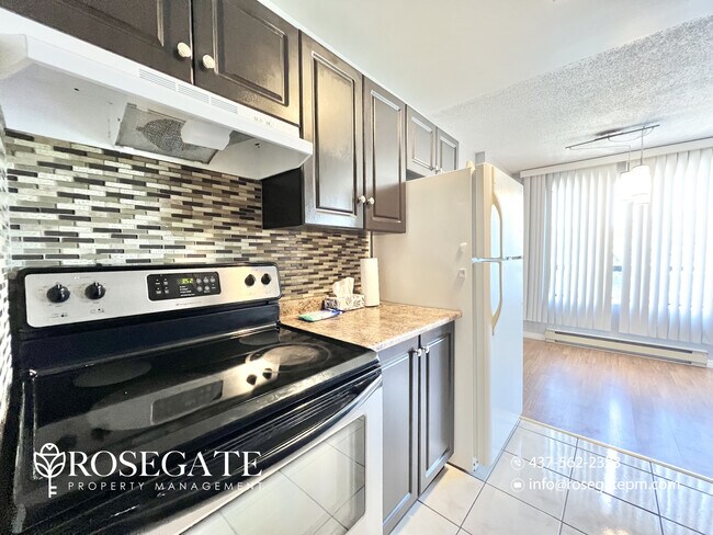 Photo du bâtiment - Spacious 2-Bedroom Apartment in Prime London Location – 900 Sq Ft