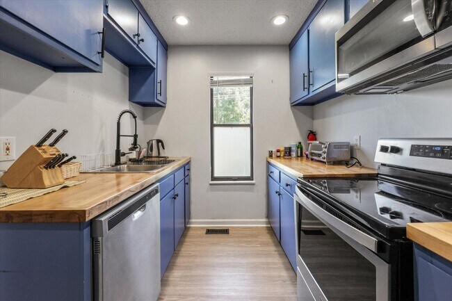 Foto del edificio - 621 Idlewood Ln