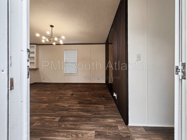 Building Photo - 2621 Jeffersonville Rd