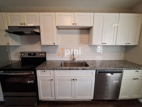Building Photo - 217 Greenbriar Dr