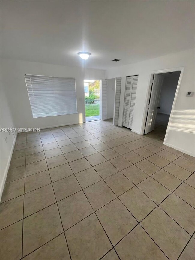 Foto del edificio - 2150 NW 65th St