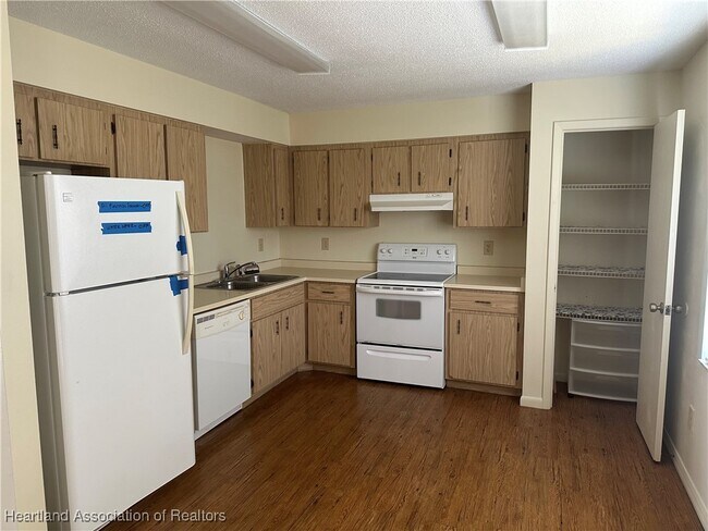 Foto del edificio - 7420 Valencia Rd