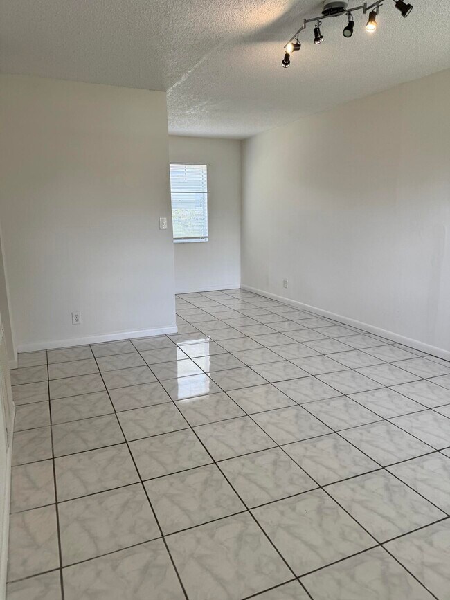 Building Photo - 650 SW 15th Ave