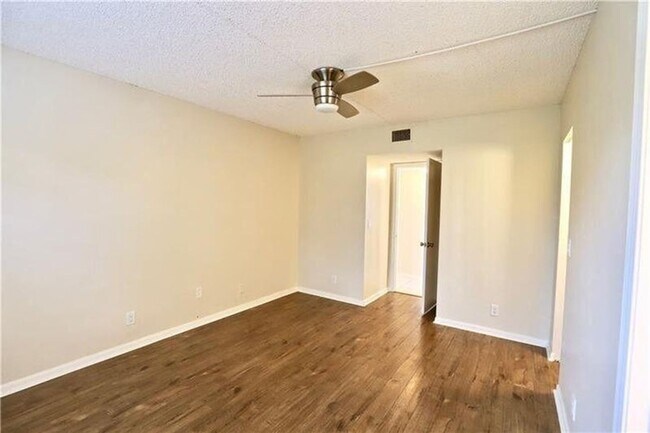 Foto del edificio - 9835 Three Lakes Cir