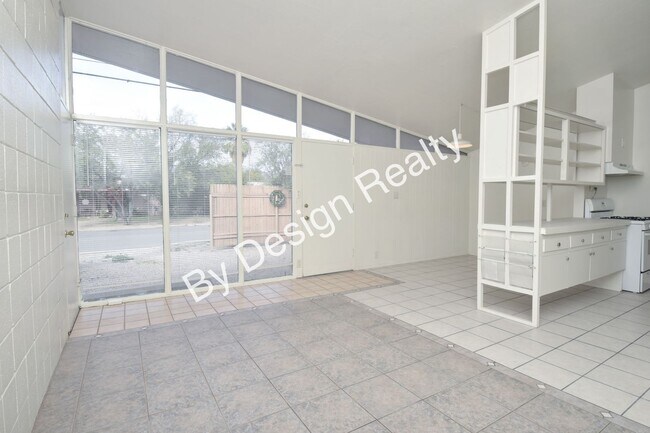 Foto del edificio - Sun-Drenched Mid-Century Living Near Garden District