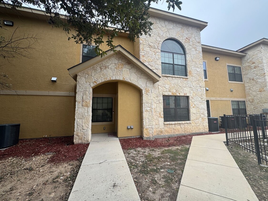 Foto principal - GREAT LOCATION NEAR MEDICAL & USAA | 3 BED...