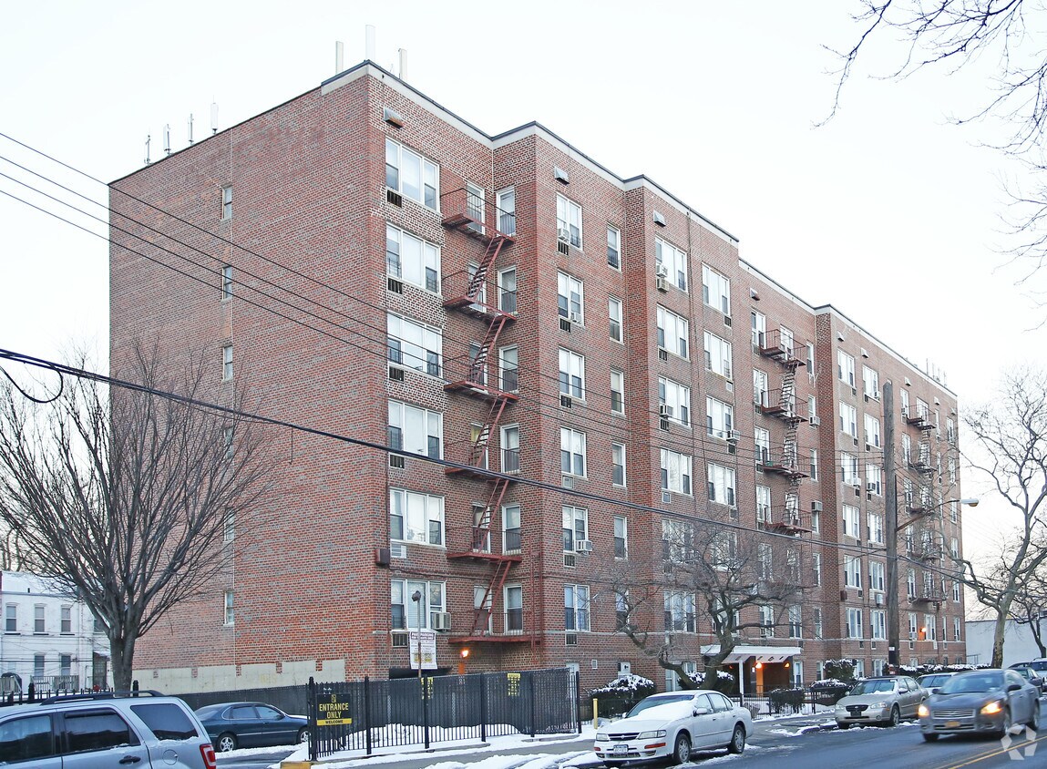Foto principal - 3380 Nostrand Ave