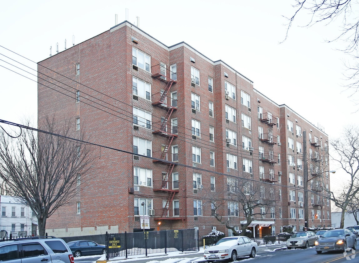 Primary Photo - 3380 Nostrand Ave