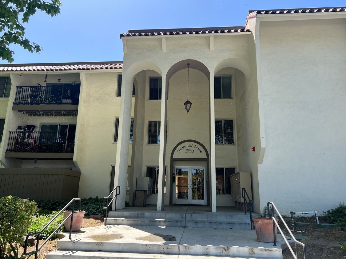 Foto principal - Sunny 1 bed 1 bath Condo in Santa Clara. L...