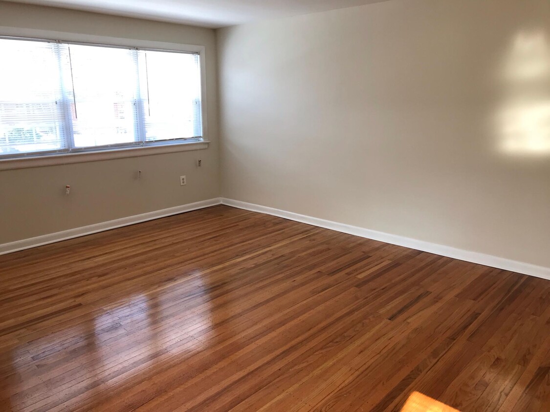 Livingroom - 402 W Jefferson St