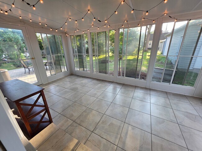 Foto del edificio - 375 Hauxwell Dr