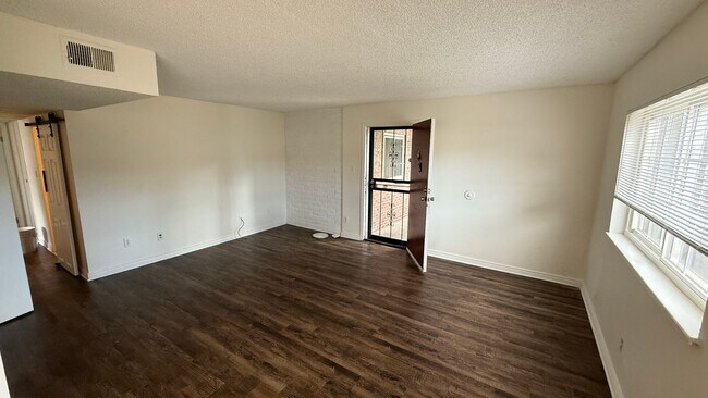 Building Photo - 3 Bedroom 2 Bathroom Condo Near Leetsdale and Monaco