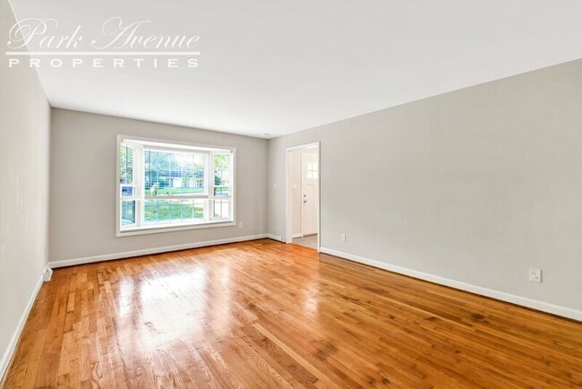Foto del edificio - 5113 Glenbrier Dr