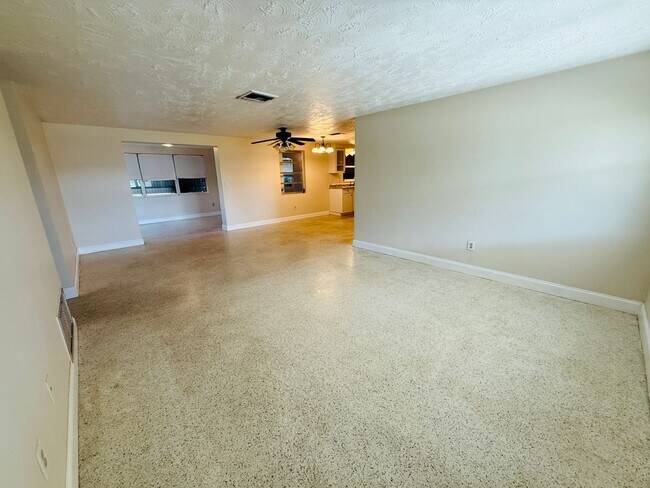 Foto del edificio - 3 Bed and 1.5 Bath