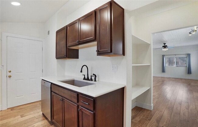 Building Photo - 520 E Del Norte St