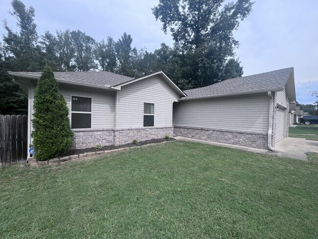 Building Photo - 34 Shamsie Dr