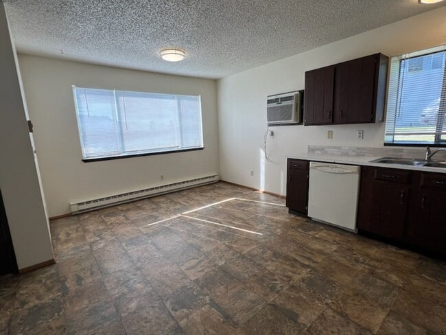 Building Photo - Spacious Pet-friendly, 2 bed, 1.5 bath, a/...