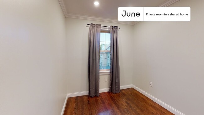 Building Photo - Private bedroom in 5 bed/1.5 bath Home