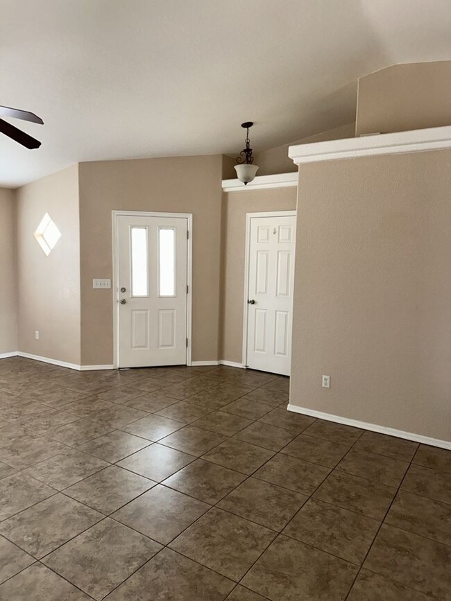Building Photo - Unfurnished Full Time