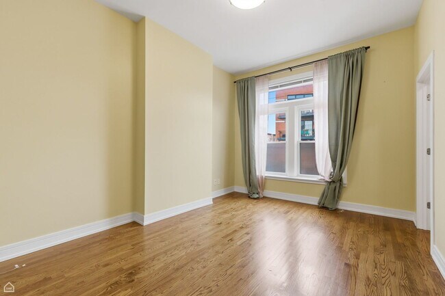 Foto del edificio - 2523 W Chicago Ave