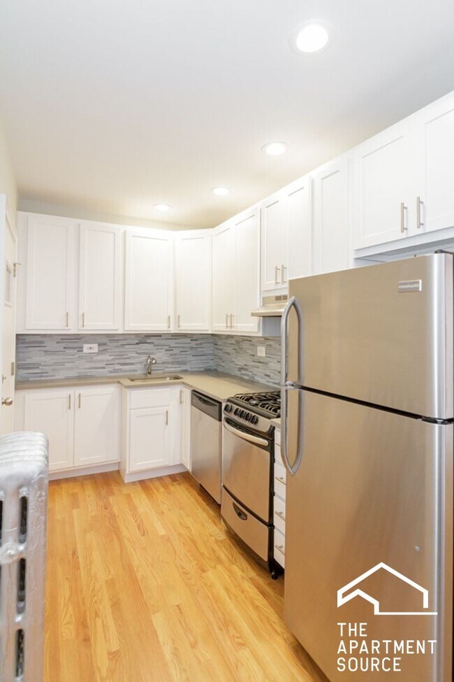 Building Photo - 516 W Cornelia Ave