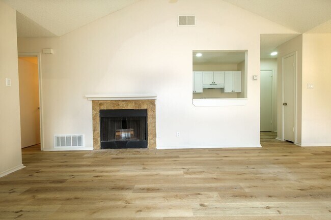 Building Photo - Woodlake ~ 2 Bedroom Duplex