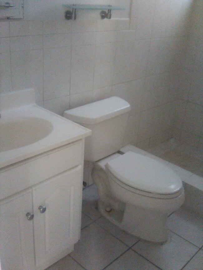 Ist floor full bathroom - 641 SW 28th Rd