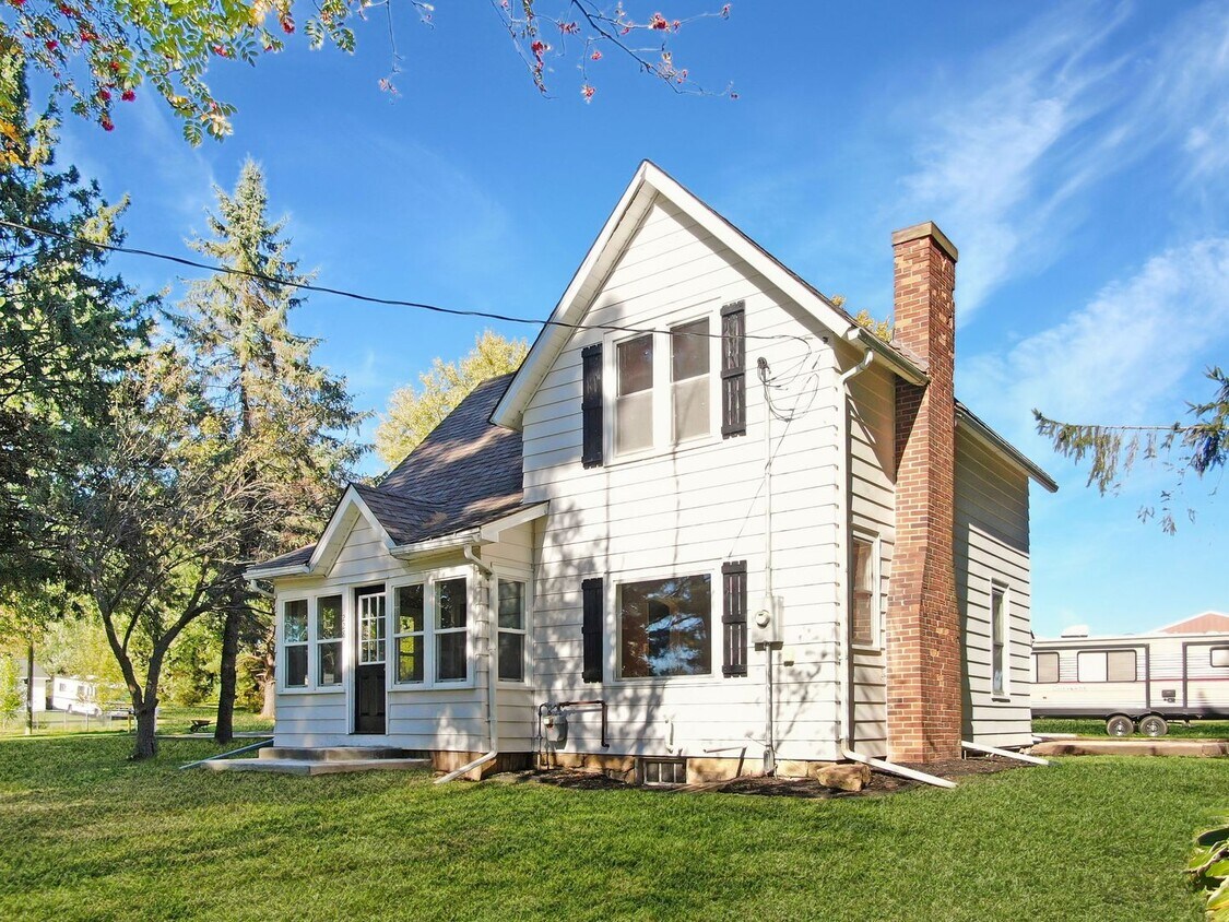 Foto principal - 3- Bedroom, 1- Bath Home with a 2 Car Garage on the Edge of Westby