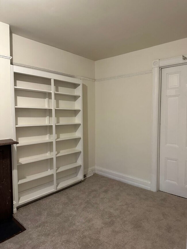 Building Photo - Spacious Rooms! W/D! Newly Renovated! Avai...