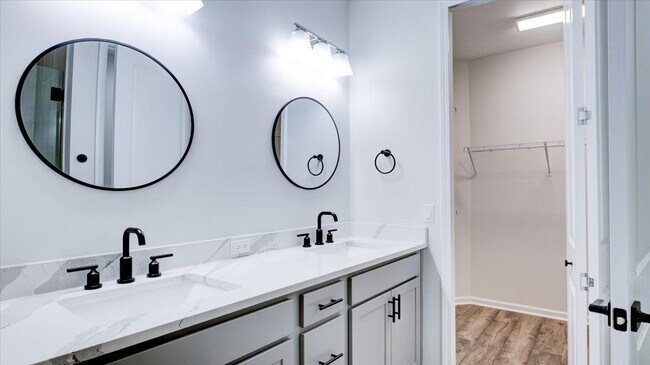 Foto del edificio - 1571 Shoreside Dr