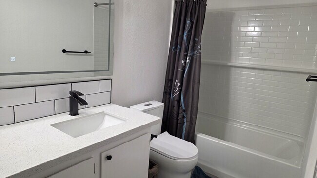 Foto del edificio - Beautifully remodeled pool home situated on a spacious quarter-acre lot