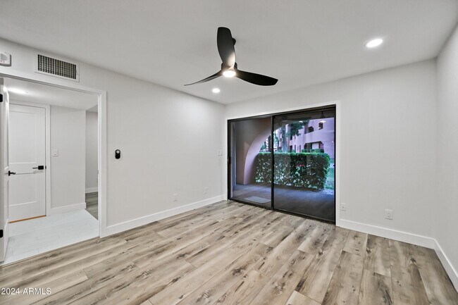 Foto del edificio - 12212 N Paradise Vlg Pkwy S