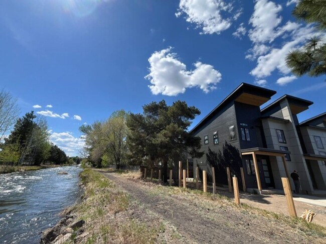 Foto del edificio - Gorgeous BRAND NEW Modern 2-bd/2-bath Condo in Redmond, OR!