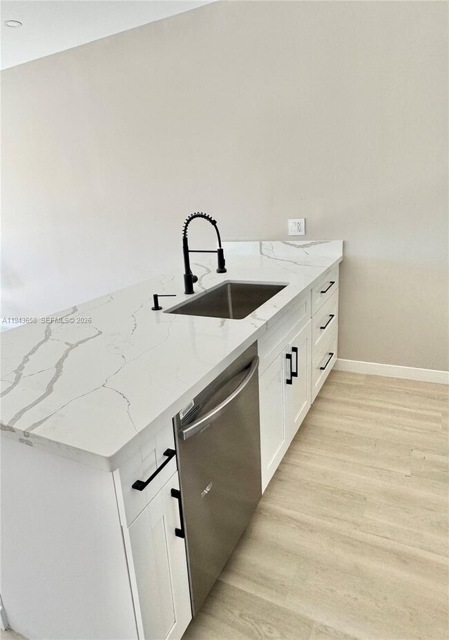 Foto del edificio - 630 NE 166th St